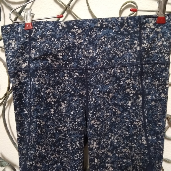 ATHLETA navy mosaic print mesh inset capri leggings, M - Picture 2 of 13